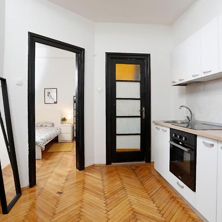 Lovely Apartment With 2 Bedrooms Bukarest Exterior foto