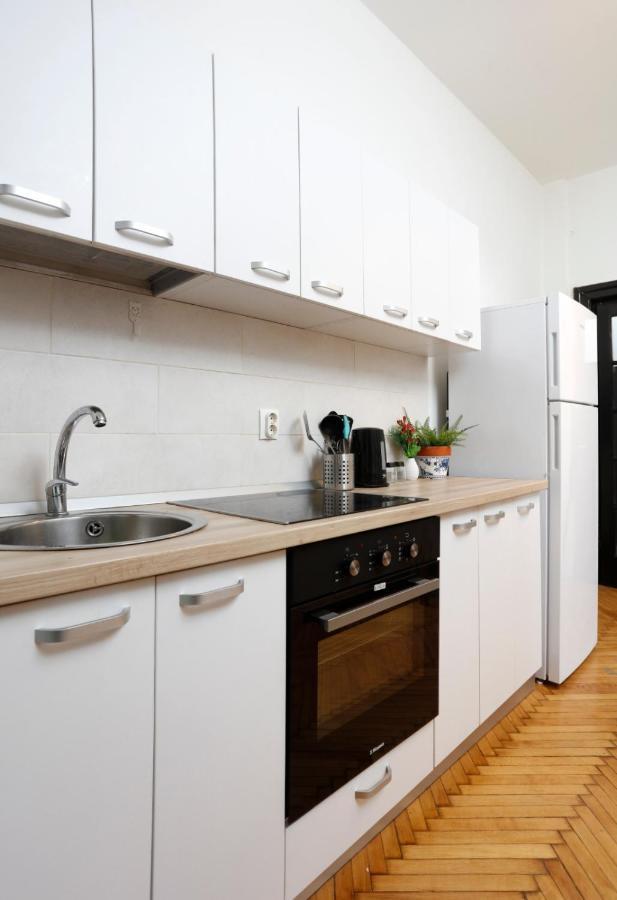 Lovely Apartment With 2 Bedrooms Bukarest Exterior foto