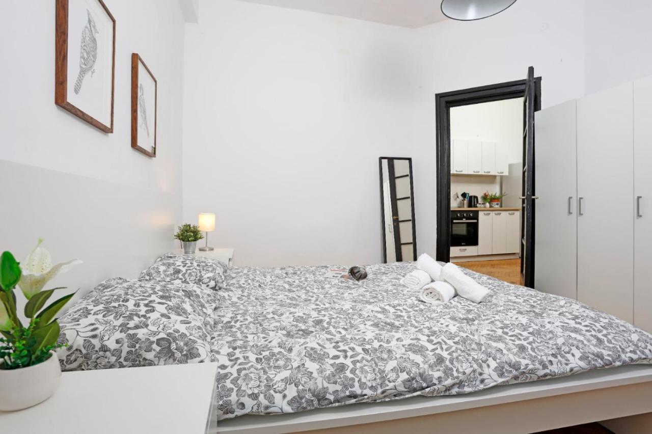 Lovely Apartment With 2 Bedrooms Bukarest Exterior foto