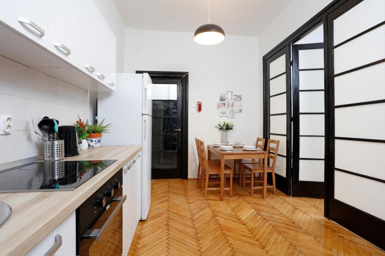 Lovely Apartment With 2 Bedrooms Bukarest Exterior foto